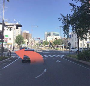 尾張一宮駅の正面のスクランブル交差点を左折します。