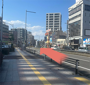 しばらく道なりに直進していきましょう。