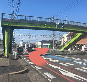 緑色の歩道橋が目印で「音羽3丁目」の交差点を右折します。