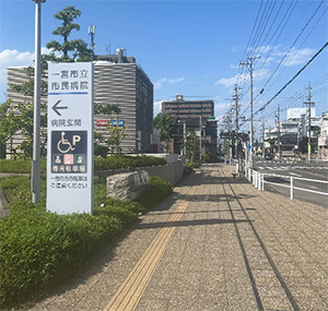 しばらく道なりに進みます、途中に左に一宮市民病院があります。