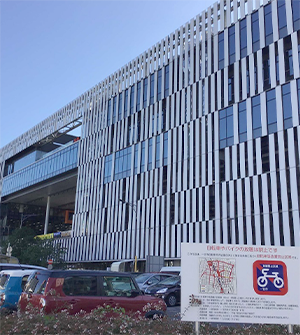 最寄りはJR「尾張一宮駅」になります。尾張一宮駅のバスターミナルに向かってください。